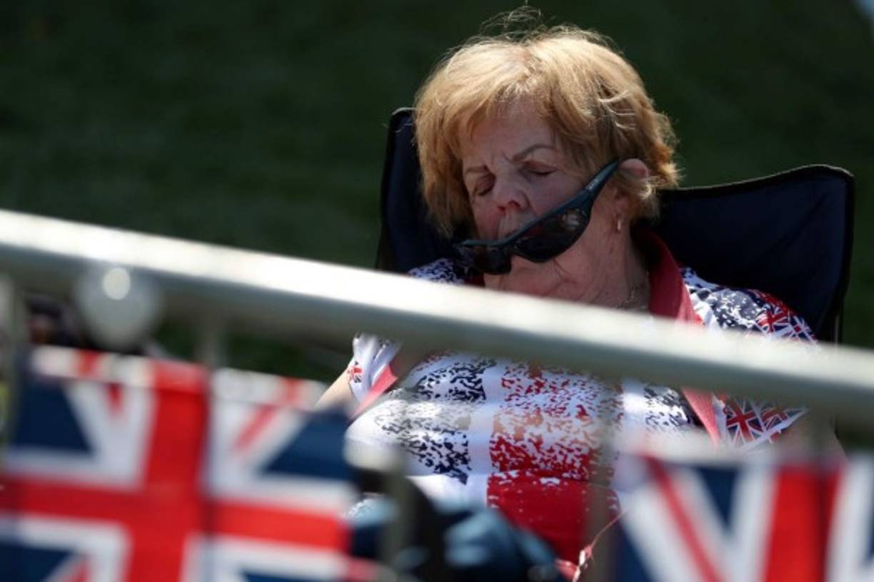 Una mujer tomó una siesta después de la boda y la procesión del carruaje del Príncipe Harry y Meghan.