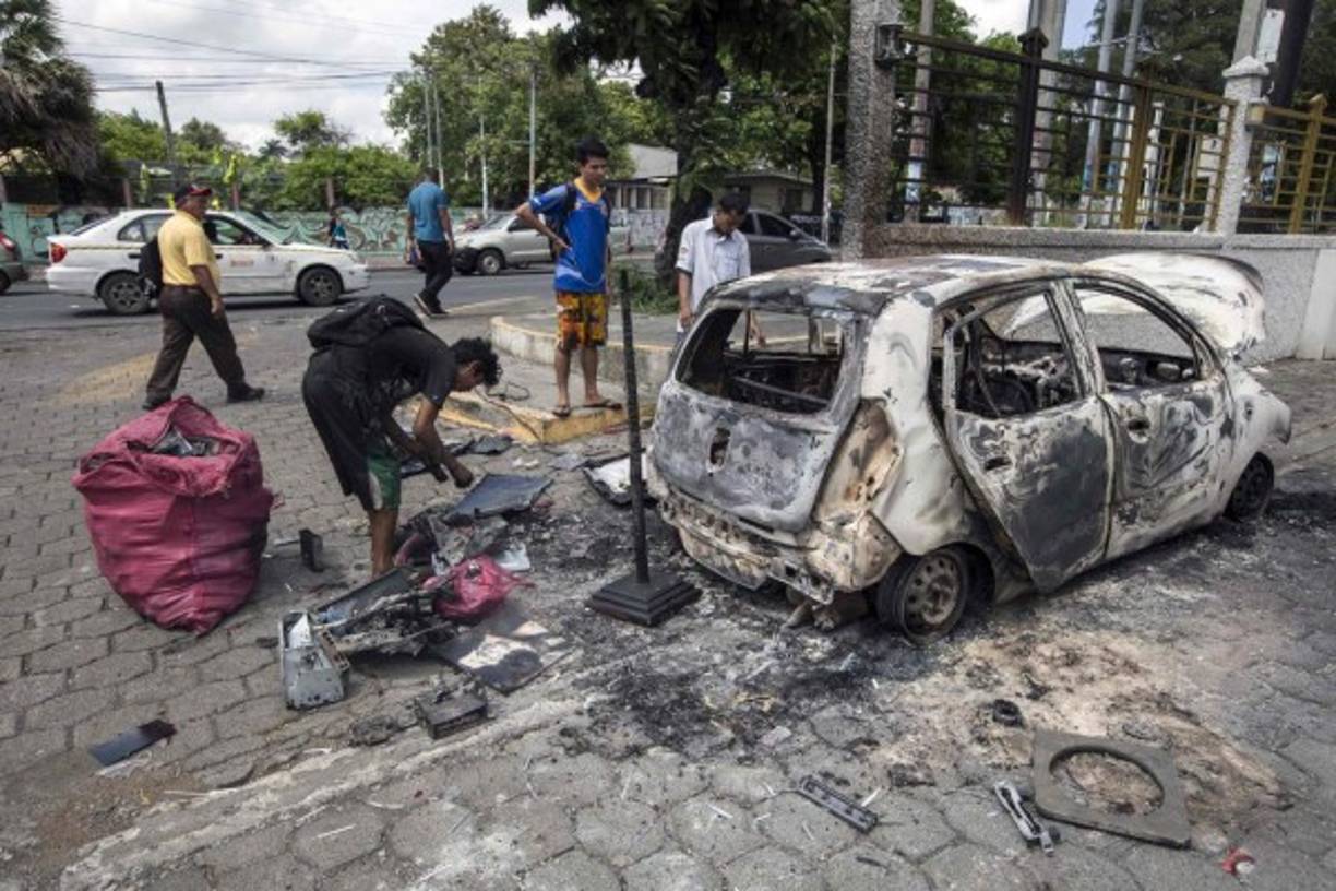 Las muertes han invadido de rabia, dolor, llantos, angustia y miedo a los nicaragüenses, que cierran sus puertas temprano por temor a ser agredidos o asaltados por estos grupos.<br/><br/>En las calles, los opositores enfurecidos queman vehículos y destruyen negocios para expresar su rechazo contra Ortega.