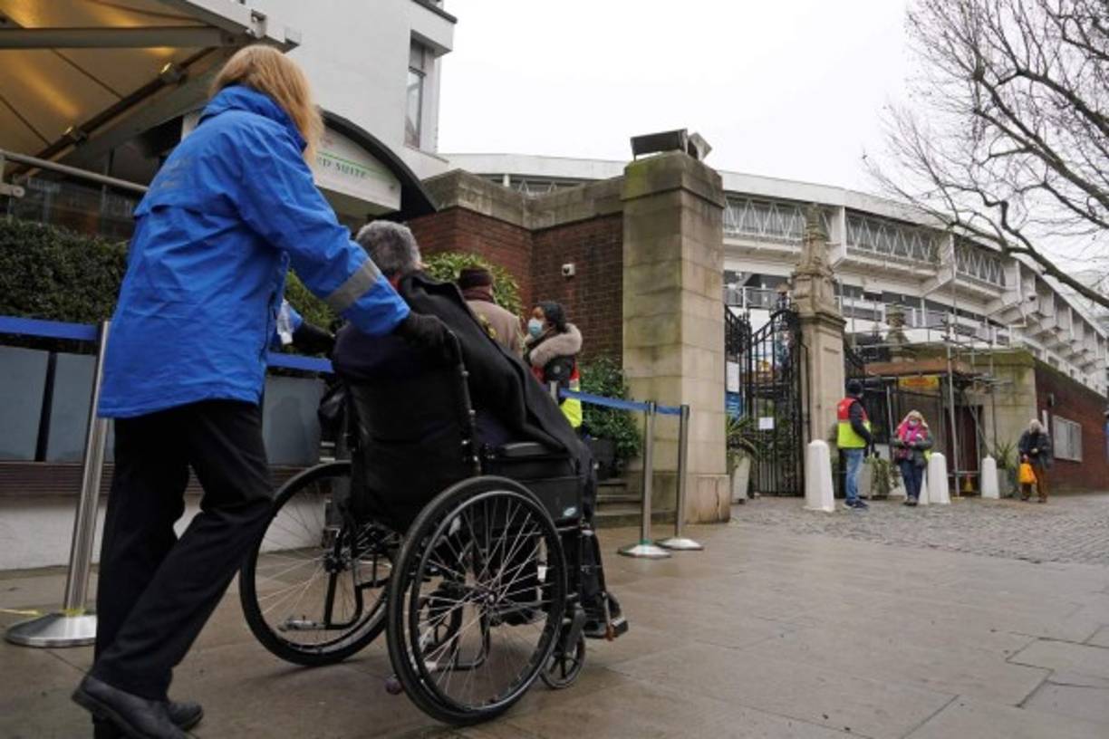 Muchos recintos deportivos se han convertido provisionalmente en centros de vacunación en todo el mundo, especialmente en el Reino Unido. Como en Wembley, Londres, donde el venerable estadio de los Lores, santo de los santos del cricket inglés, abrió sus puertas a los candidatos a la inmunización.