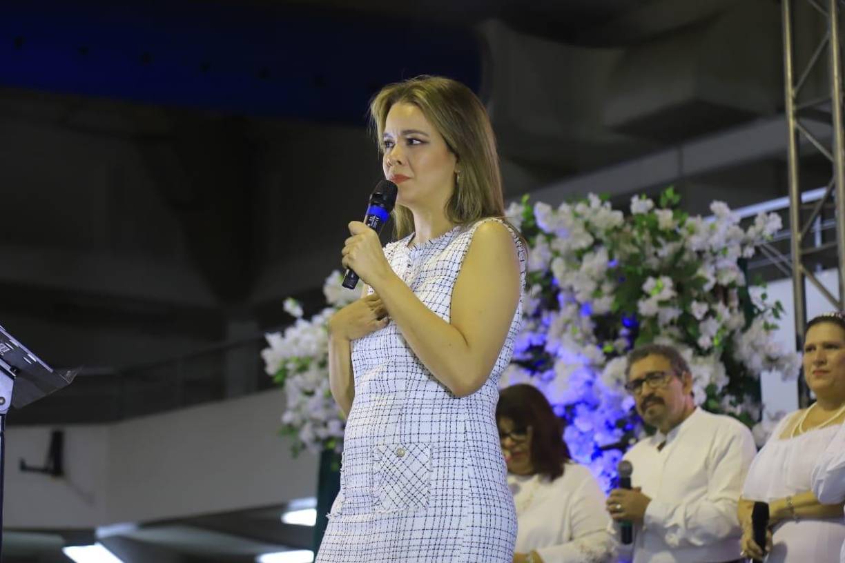 Jackie Espinal se mostró muy conmovida, y luego entonó las notas del tema “El breve espacio en que no estás”. 