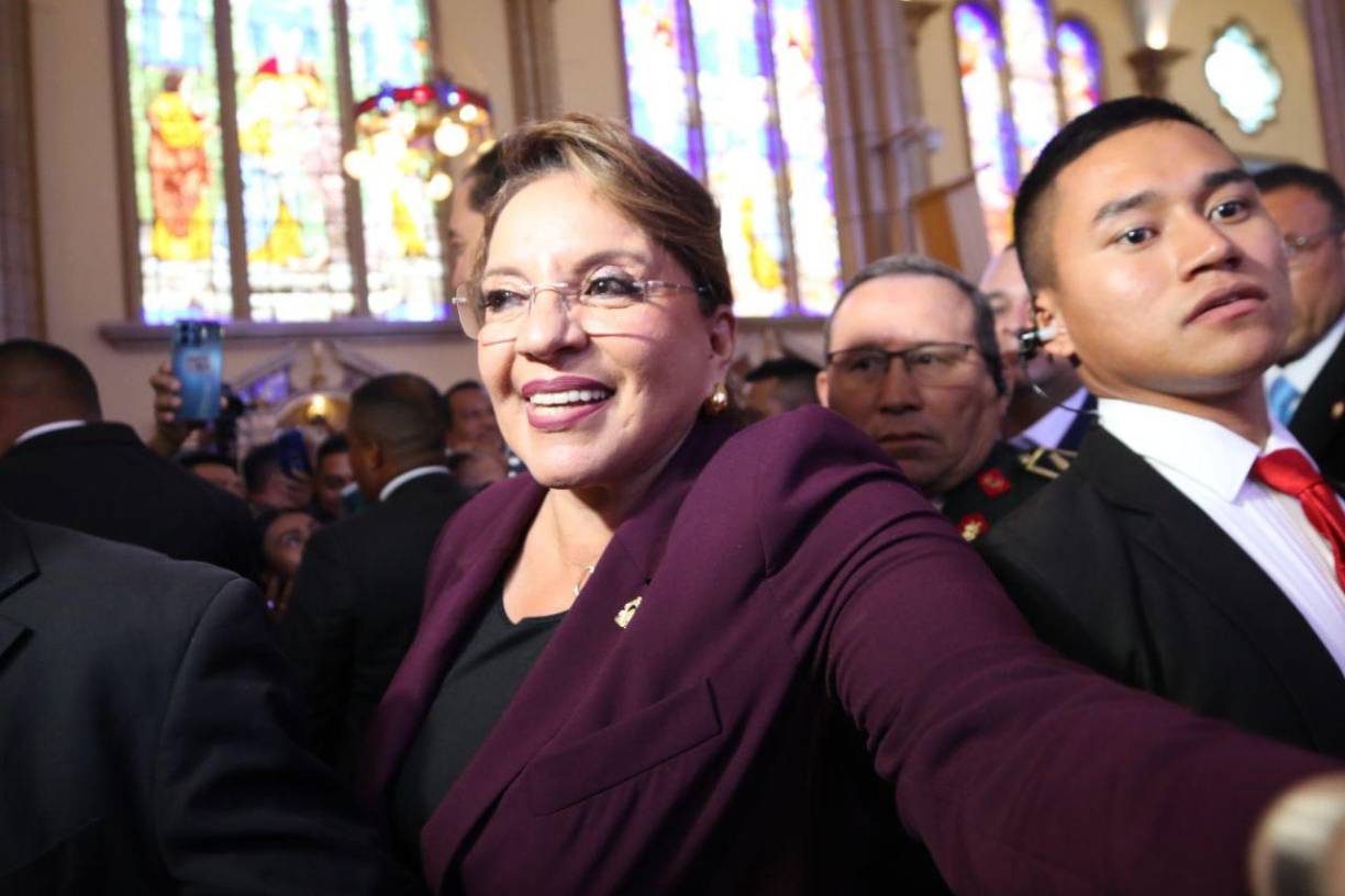 A la misa asistió la presidenta de Honduras, Xiomara Castro; los titulares del Parlamento y la Corte Suprema de Justicia; funcionarios, diputados, diplomáticos y miles de feligreses.