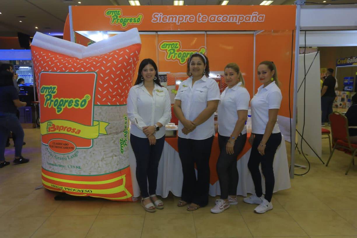 Erika Zerón, jefe de Trade Marketing, junto al staff de Arroz Progreso.