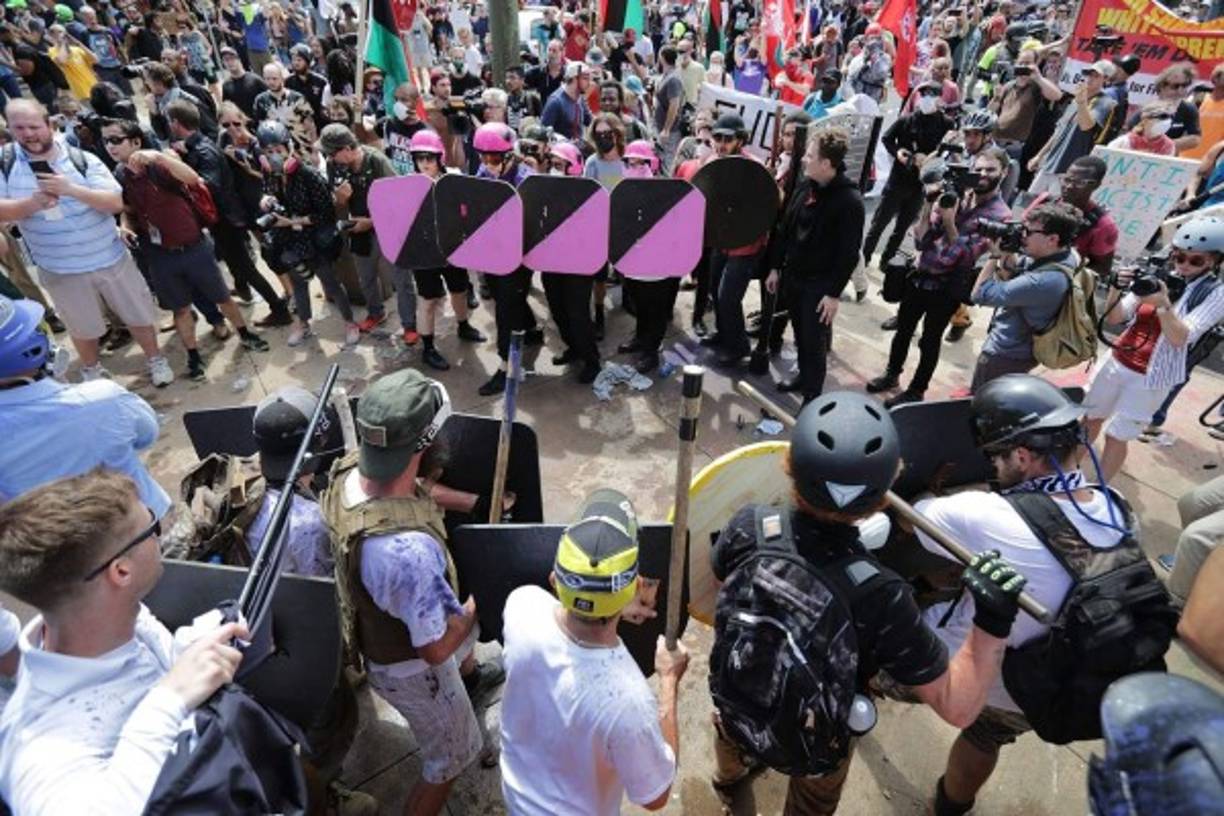 El incidente tuvo su origen en las protestas y contraprotestas entre los miembros de la extrema derecha y los elementos más liberales de la sociedad estadounidenses, muchos de ellos reunidos en Charlottesville.