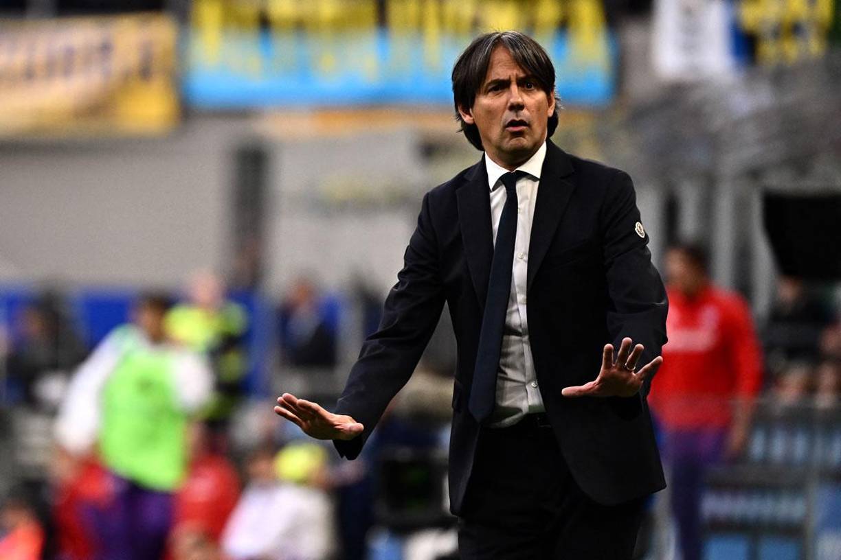 Simone Inzaghi - El entrenador del Inter de Milán gana 10 millones de euros por temporada. Quizás a algunos le sorprenderá verloi por encima de otros técnicos más experimentados, pero es que el italiano luego de sacar campeón al Nerazzurri en 2021 renovó su vínculo con el equipo acompañado de una importante suma anual.
