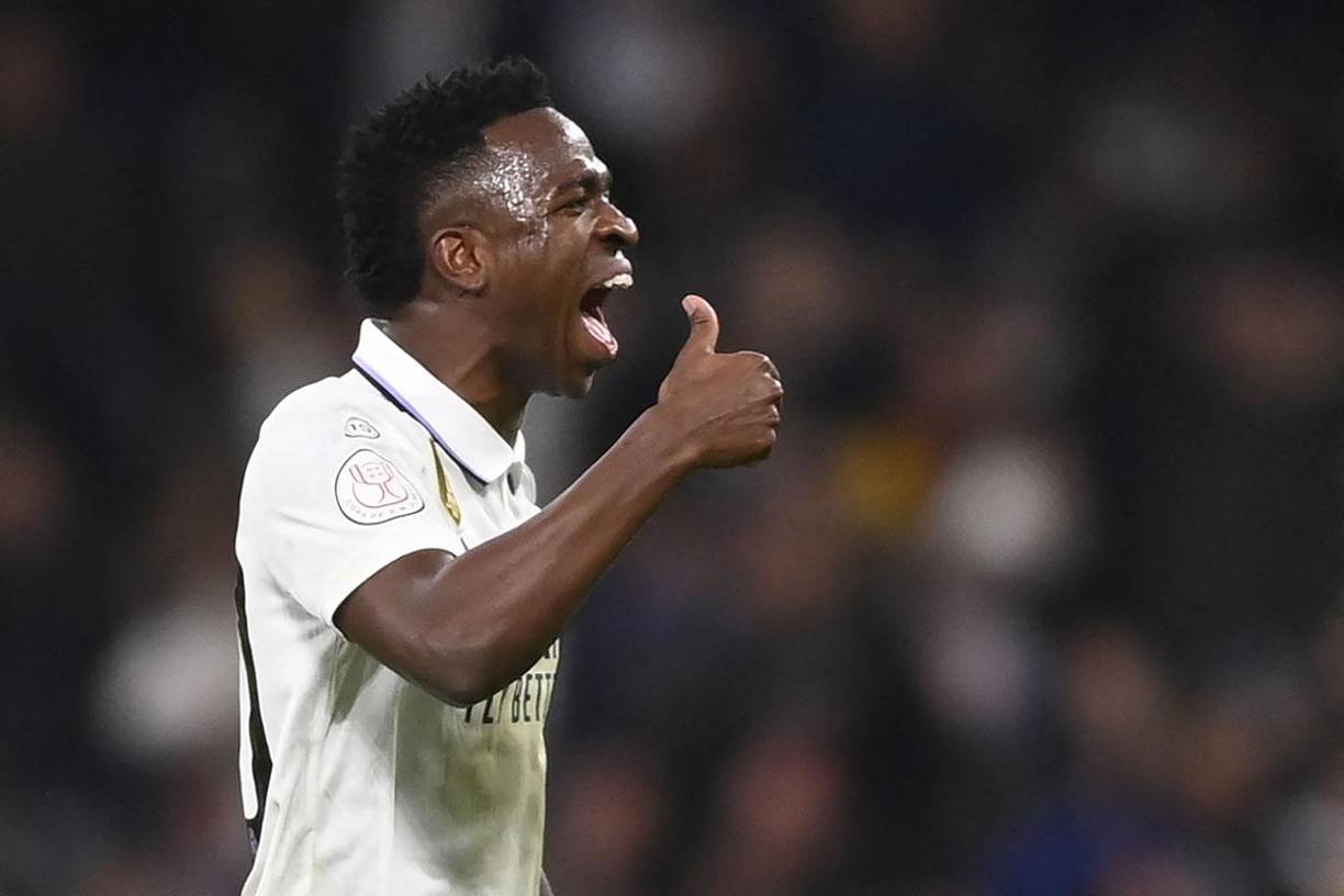 El brasileño hizo gestos después de recibir la tarjeta amarilla.