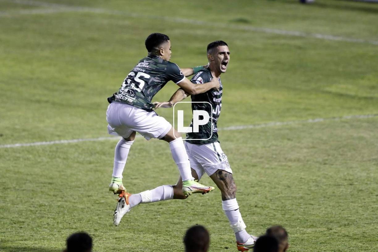 Isaac Castillo se tiró encima de Lucas Campana celebrando el 2-0 del Marathón.