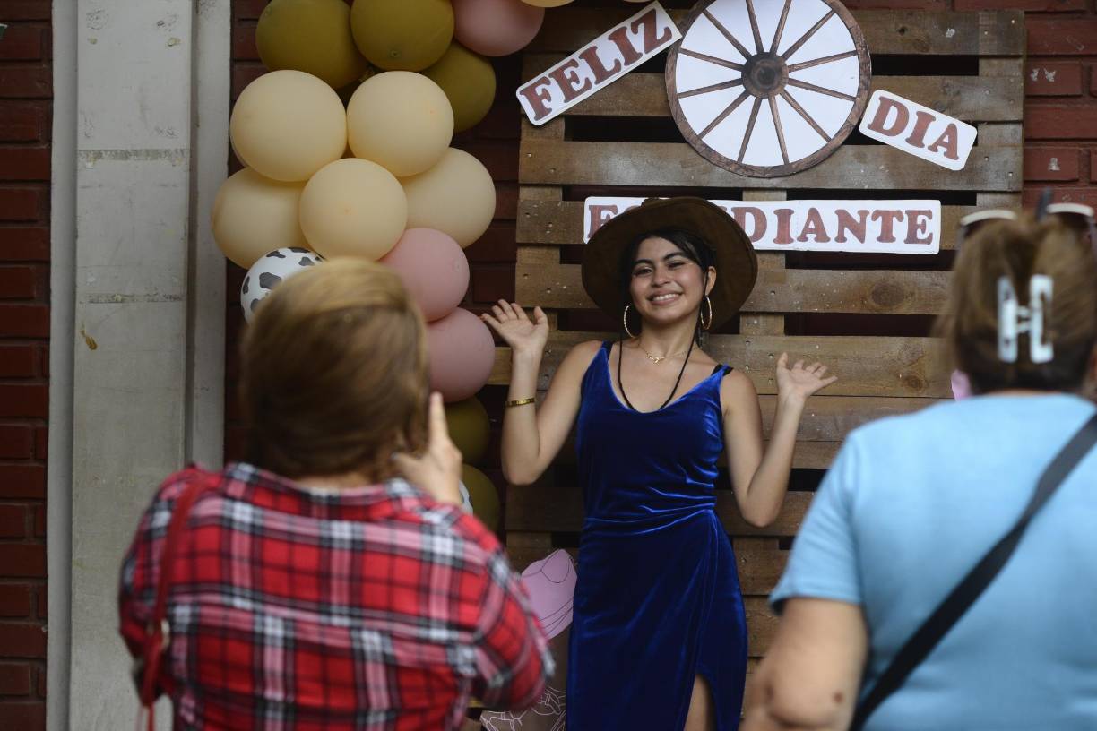 Cabe mencionar que, durante la jornada de celebración los estudiantes aprovecharon de la ocasión para fotografiarse y guardar esos históricos y memorables momentos.