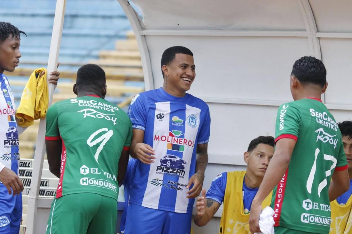 Selvin Guevara saludó a sus excompañeros del Marathón antes del inicio del partido.