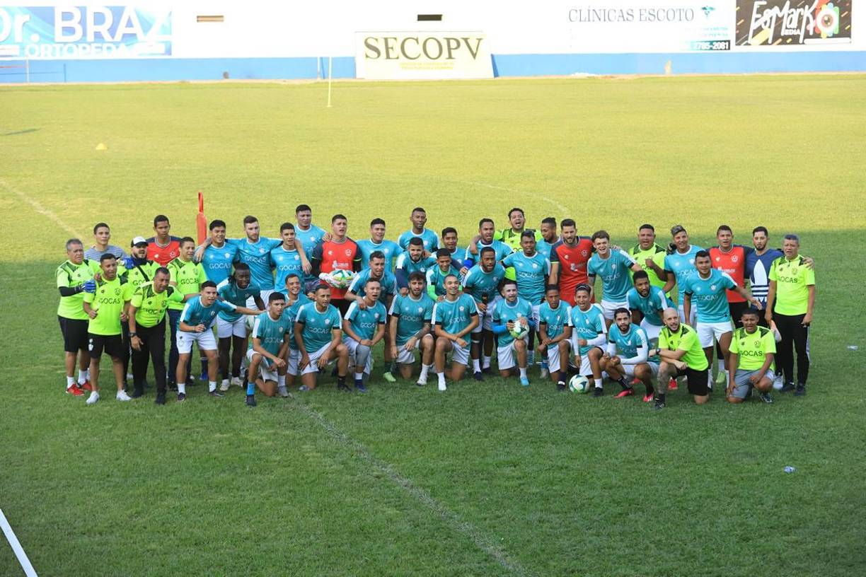 La plantilla de los Potros del Olancho FC posaron para una foto grupal para el lente de Diario La Prensa.