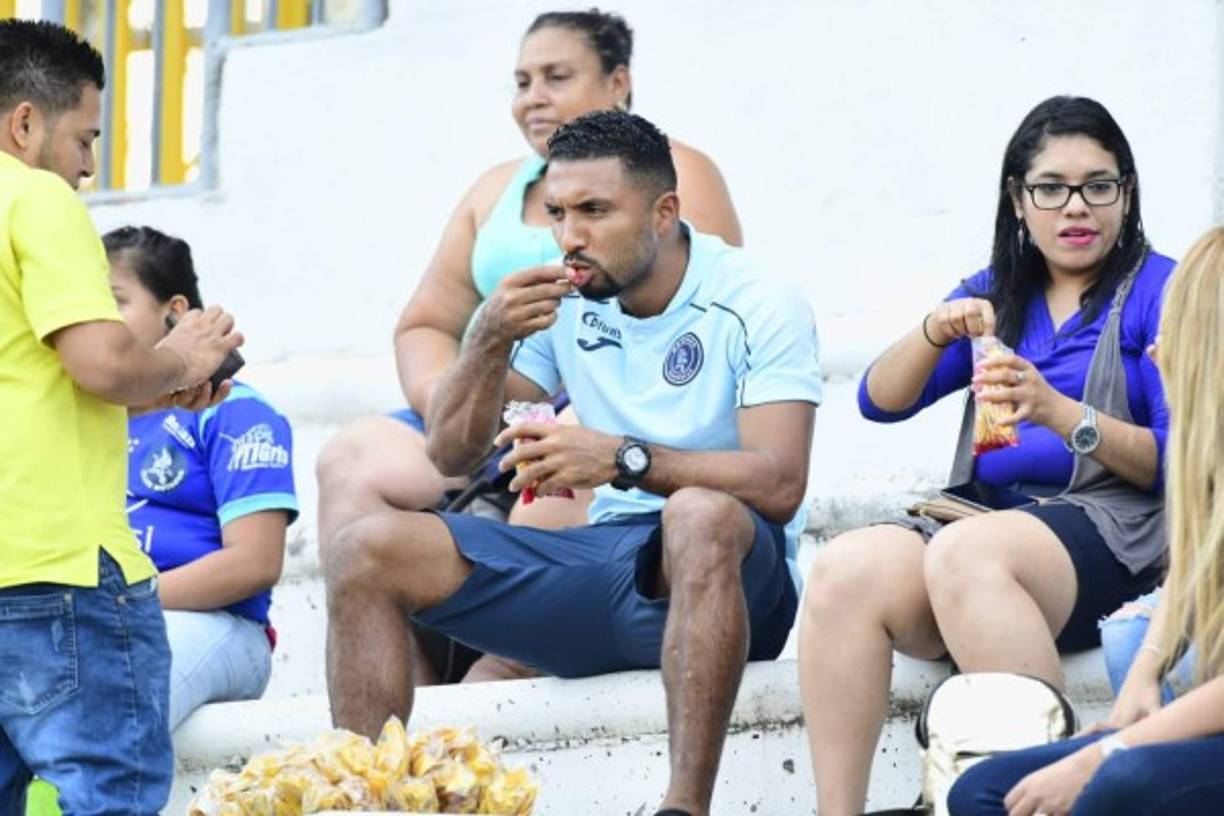 Reinieri Mayorquín disfrutando de unas ricas tajadas con repollo.