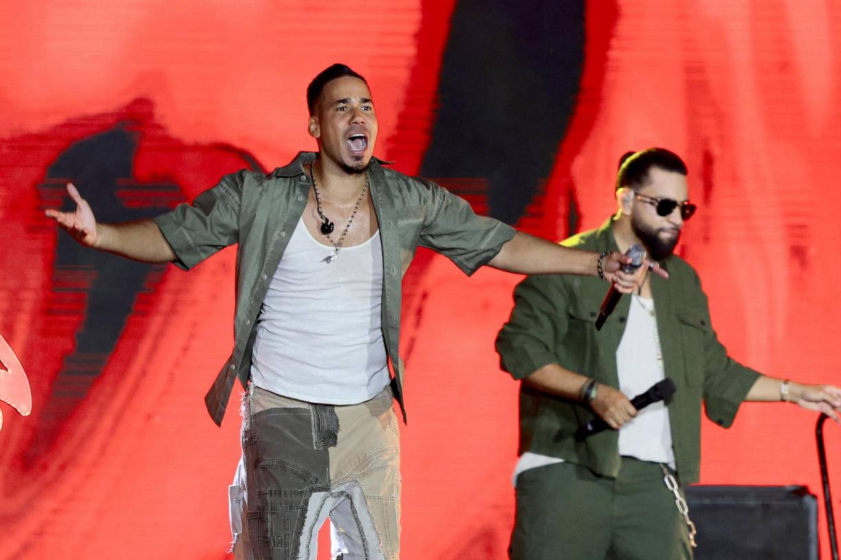 Después de interpretar éxitos como “La boda”, “Los infieles”, “Angelito” y “Te invito”, los galanes dominicanos procedieron a un cambio de vestuario. 