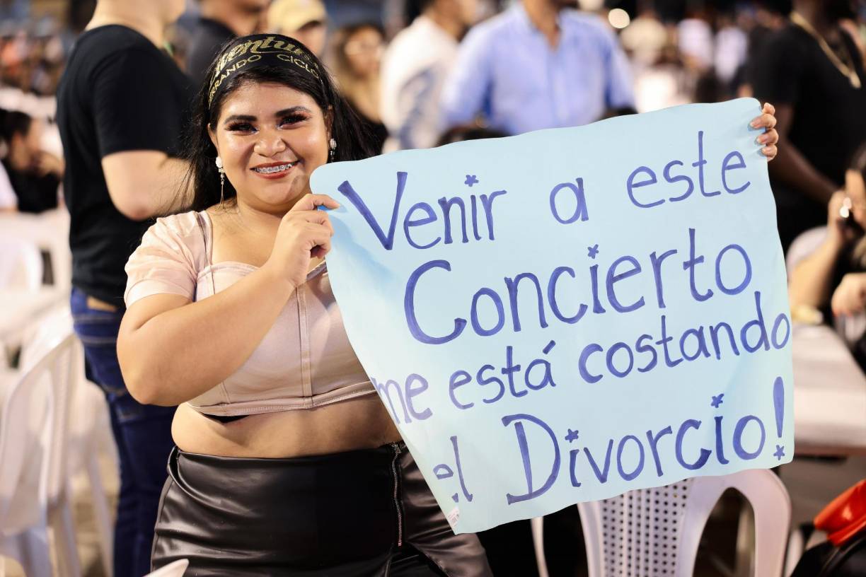 Ana Lanza viajó desde Comayagua con un divertido cartel para llamar la atención de los cantantes.
