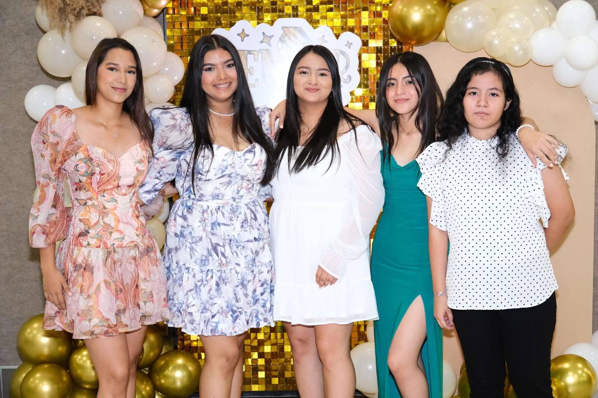 Los seniors del Instituto Tecnológico de Excelencia Educativa (ITEE) celebraron un amistoso desayuno, en donde el buen ánimo predominó hasta el mediodía. Fotografías, exquisita comida y divertidas pláticas fueron parte de una jornada matutina que significan la previa de una graduación que está próxima. Un total de 114 futuros universitarios serán parte de la promoción 2023. 