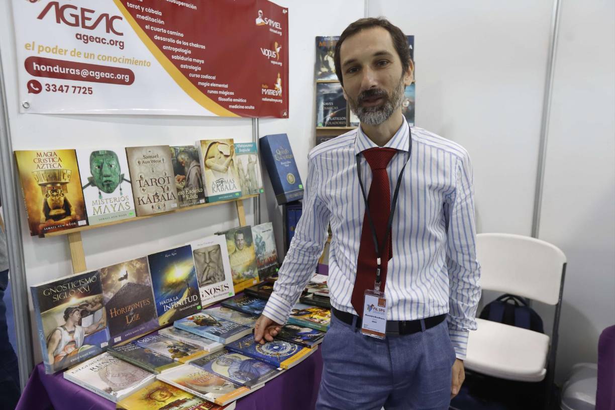 La Editorial de Guatemala, denominada Ageac, es parte de la FIL, en este caso bajo la representación del rumano Alexandru Dumitrascu, quien por primera vez visita Honduras. Previamente afirma haber estado en otros eventos literarios que se han realizado en México, Guatemala, Costa Rica, entre otros. 