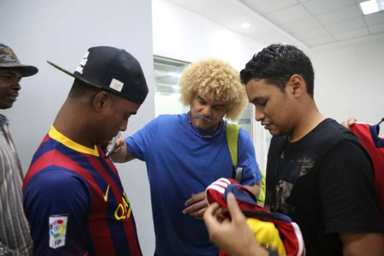 Los admiradores del exfútbolista colombiano cuando obtenían su autógrafo.