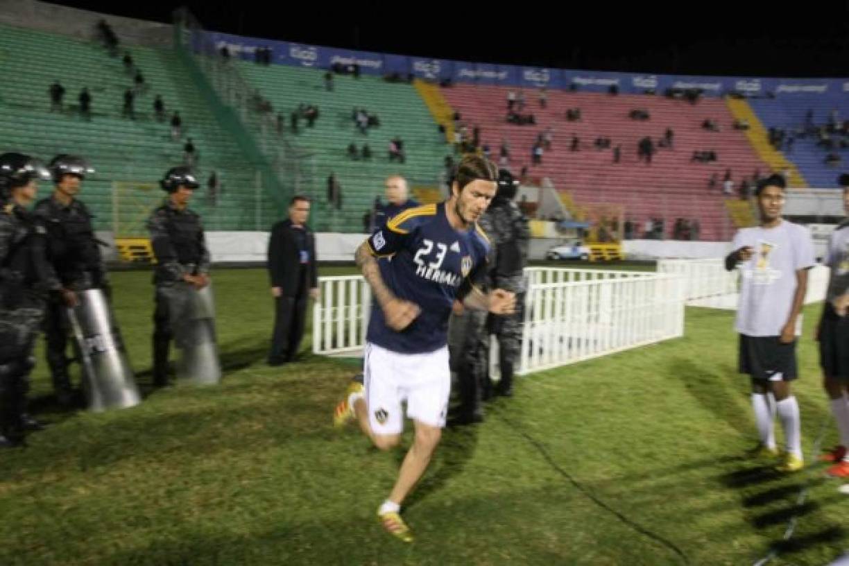 Cuando saltó al terreno de juego para realizar calentamientos, la afición se volvió loca, eran los motaguënses donde mujeres y hombres le gritaban al británico.