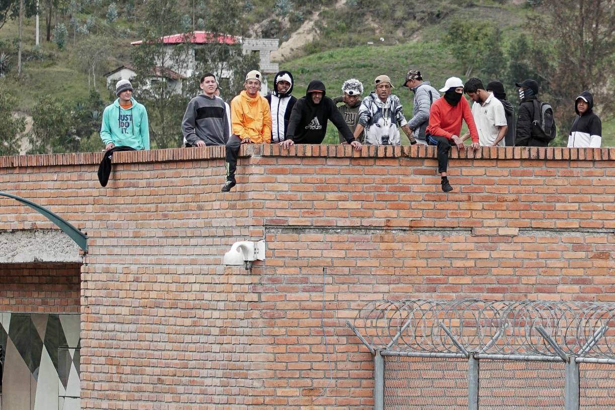 El secretario de Comunicación del gobierno, Roberto Izurieta, afirmó al canal Teleamazonas que “lo más probable” es que hubo “infiltraciones” sobre un inminente operativo de seguridad el domingo en un reclusorio guayaquileño y Macías escapó “horas antes”.