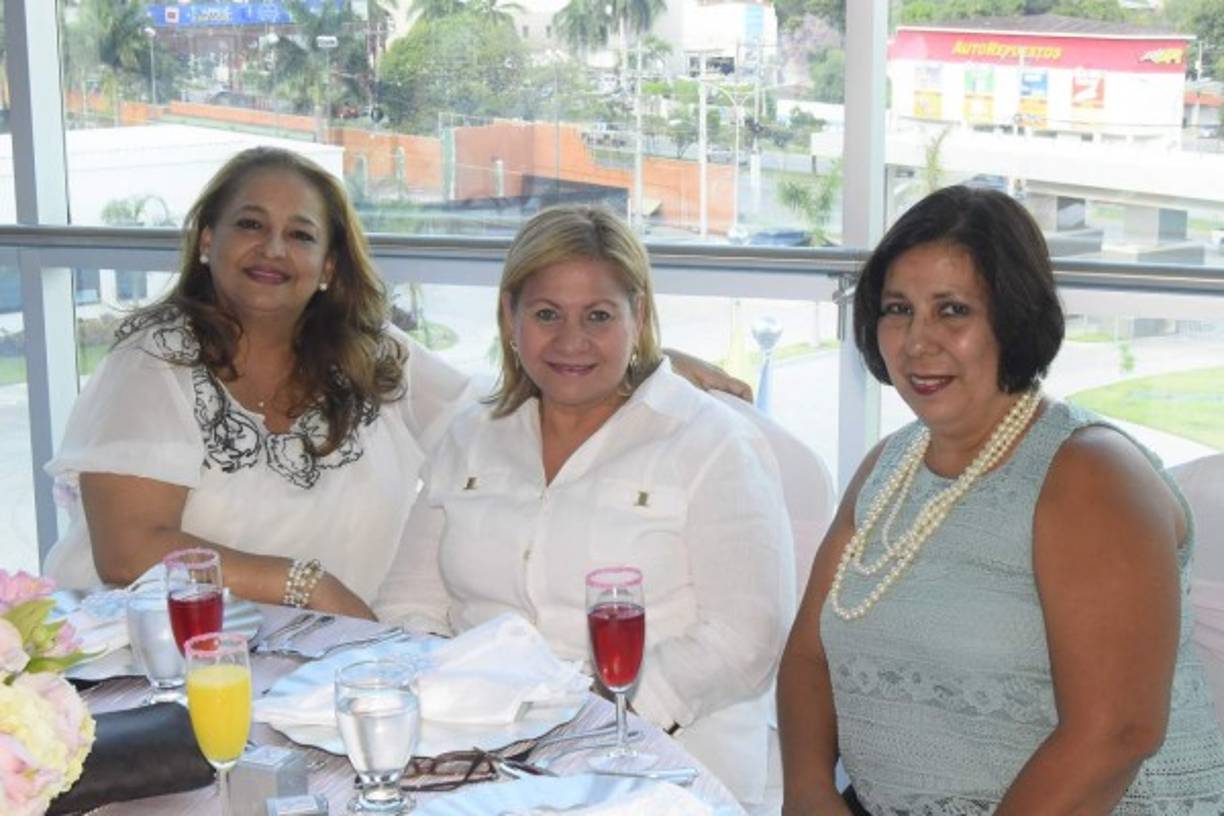 Sandra Lanzas, Reyna Sánchez y Gloria García.