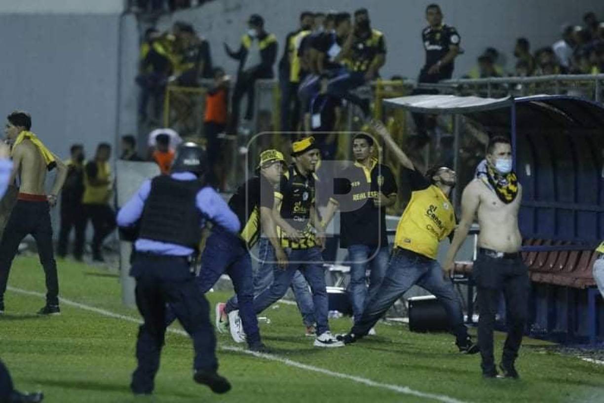 Los barristas del Real España comenzaron a lanzarle piedras a los del Marathón ante la vista de los elementos de seguridad.