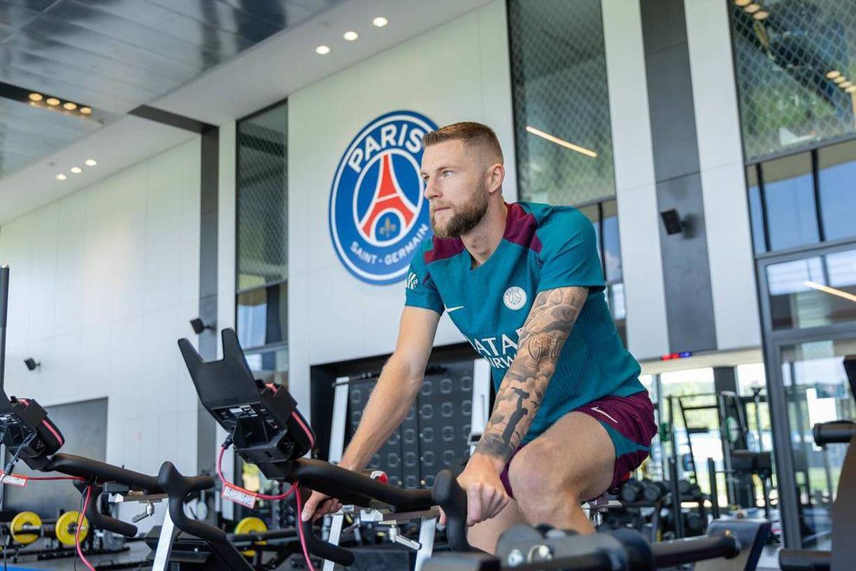 Fabrizio Romano adelantó que Skriniar está a punto de abandonar el PSG tras no entrar en los planes de Luis Enrique y tendría un acuerdo para jugar con Al Nassr. El defensor nunca encontró su sitio en París y ahora apunta para ser el nuevo compañero de Cristiano Ronaldo, y formar una dupla en la zaga con Laporte.