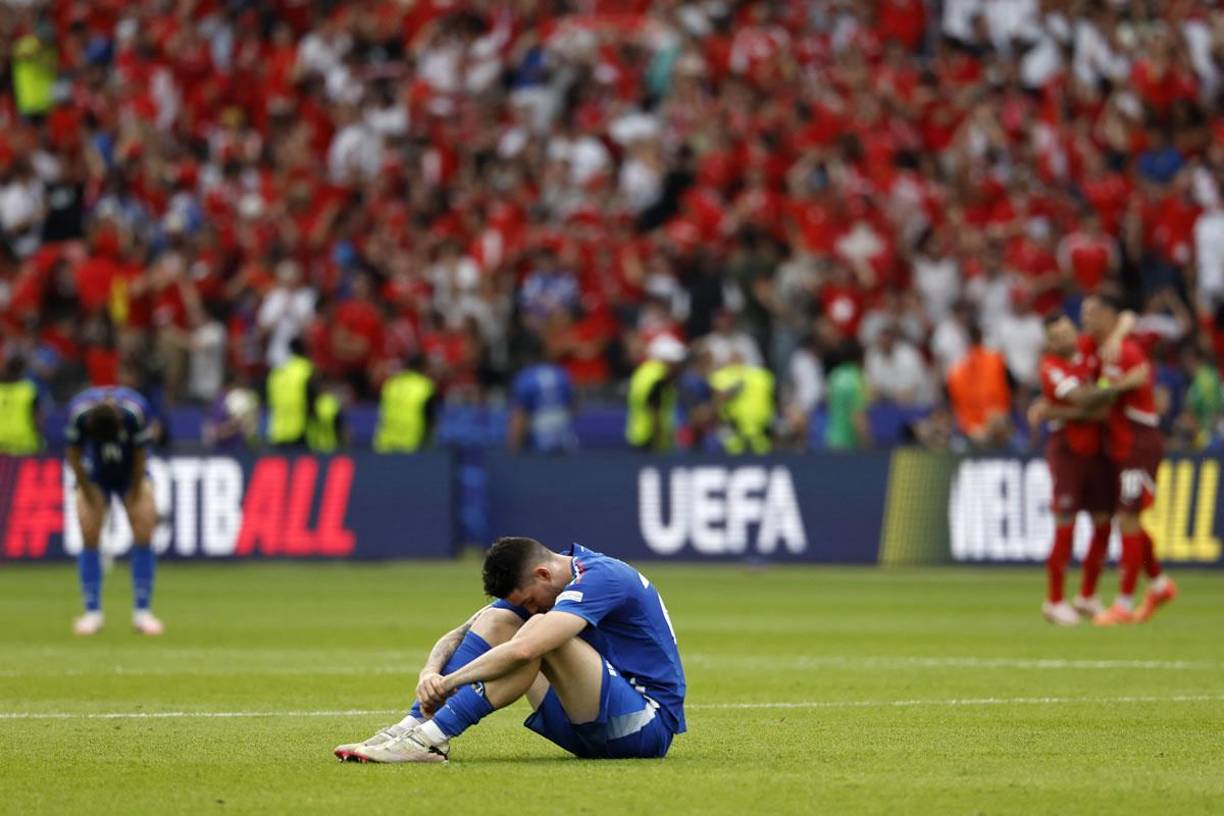 La tristeza de los jugadores de la Selección de Italia, vigente campeona de la Euro, tras quedar eliminados en los octavos de final ante Suiza.
