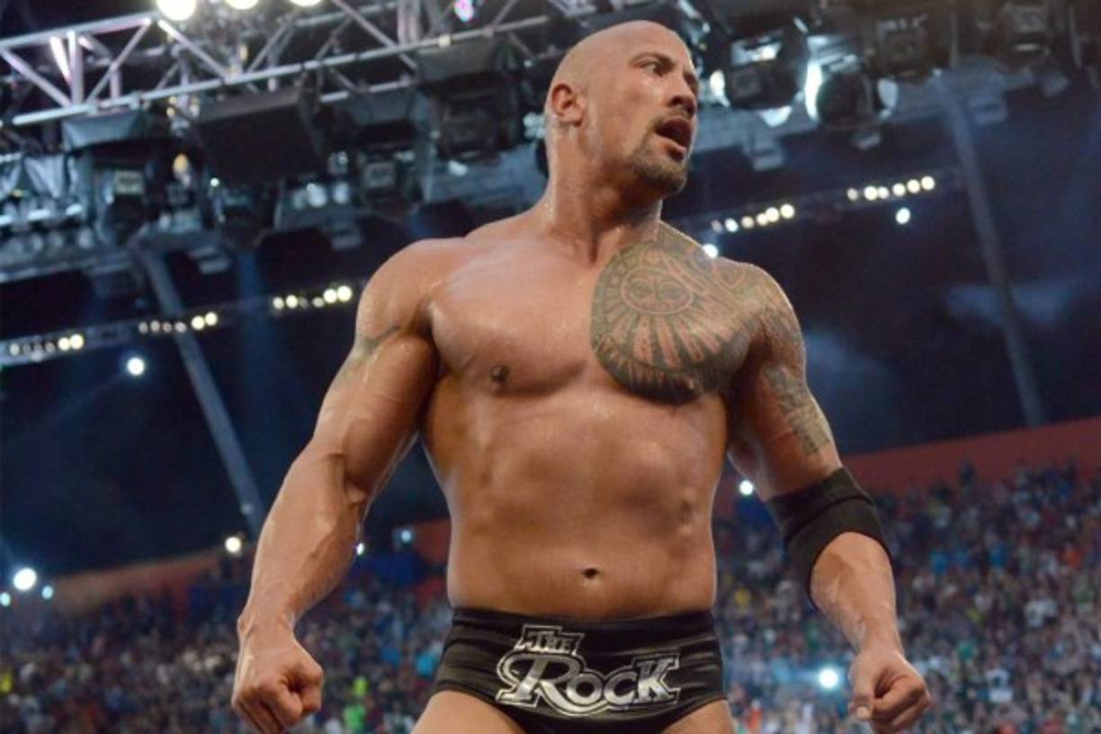 “The Rock”, como se lo conoce, fue en el pasado jugador de fútbol americano y también campeón en las disciplinas de lucha libre, a la que regresa de tanto en tanto, en el famoso Wrestlemania.