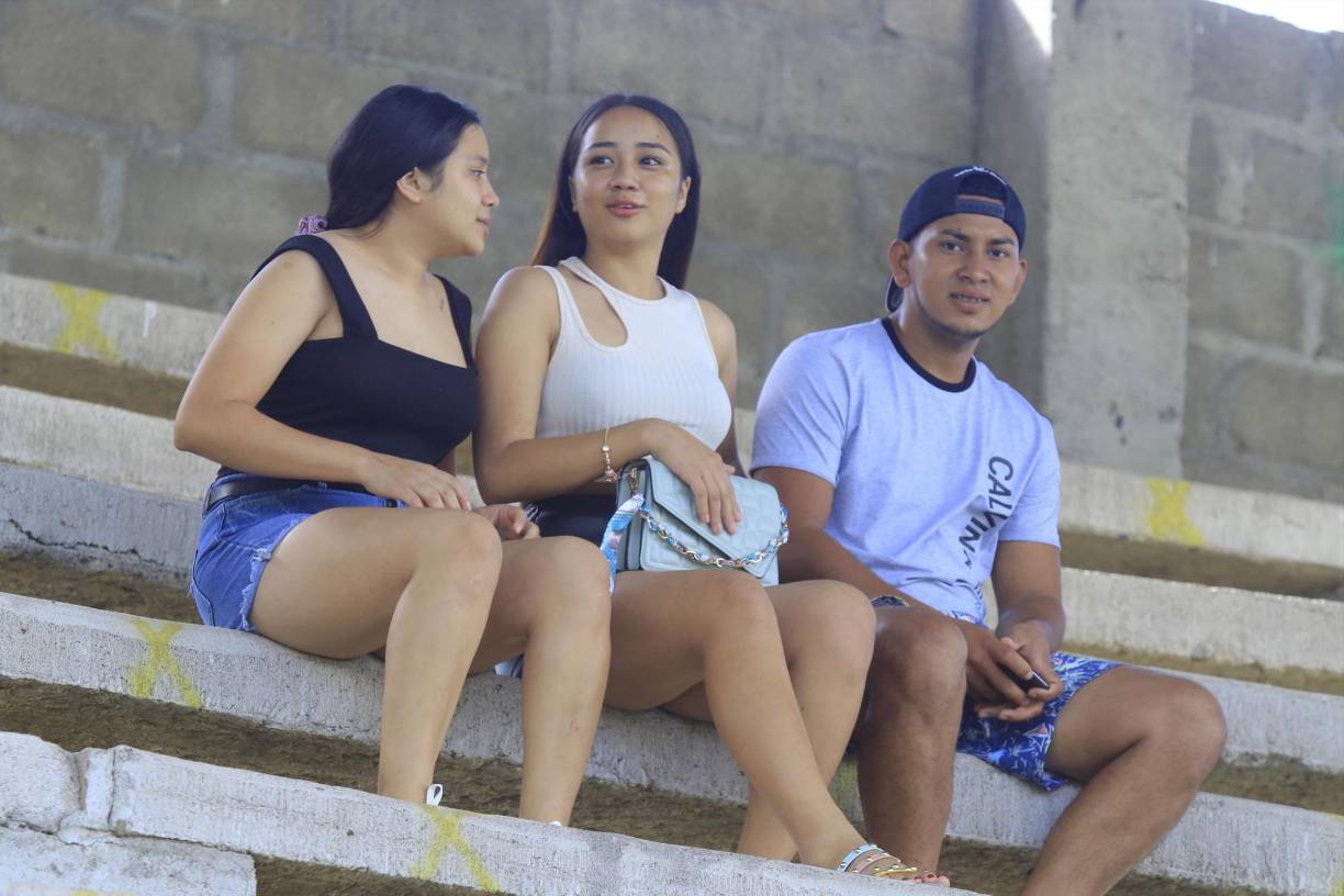 Pero antes del espectáculo en la cancha, las bellas aficionadas se robaron el show detrás de bambalinas.