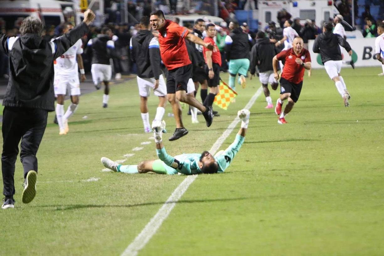 Edrick Menjívar se tiró al suelo a celebrar el gol de Yustin Arboleda que le dio el título al Olimpia.