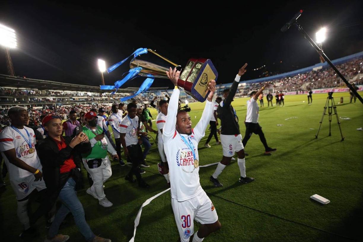 Edwin Solani Solano dando la vuelta olímpica con el trofeo de campeón del Torneo Apertura 2023.