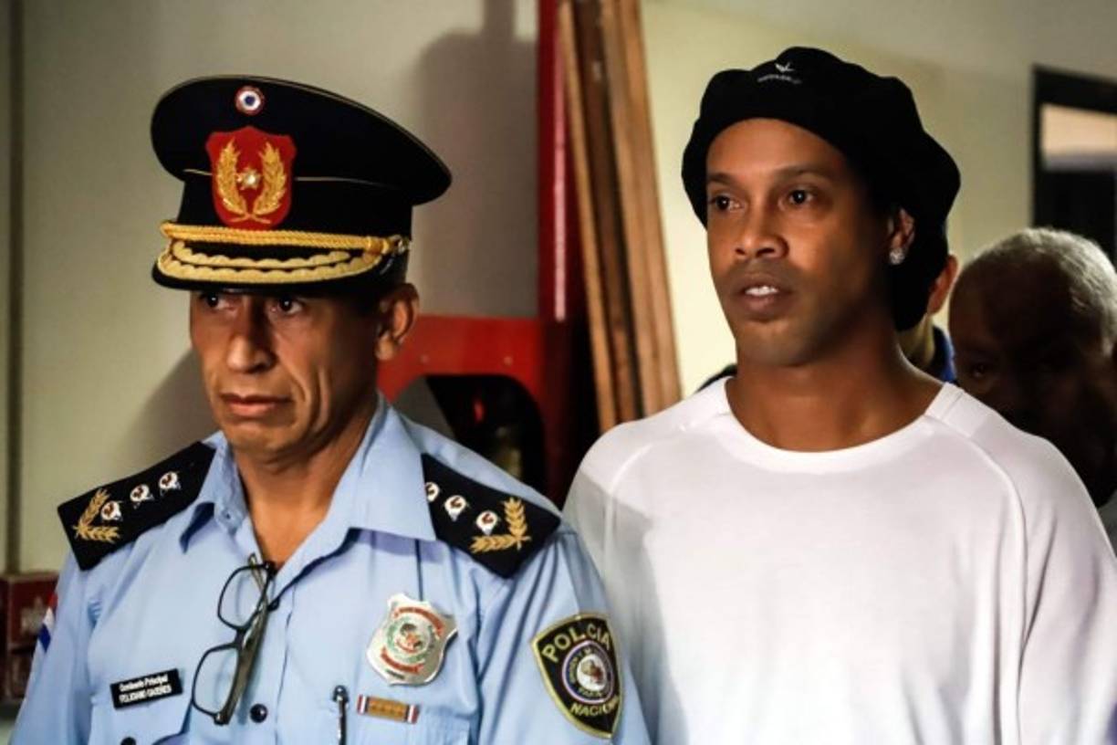 La magistrada dijo a los medios al final de la audiencia que tomó esa decisión debido a que dispone de 'elementos que indican que usó (Ronaldinho) documentos auténticos de contenido falso'.