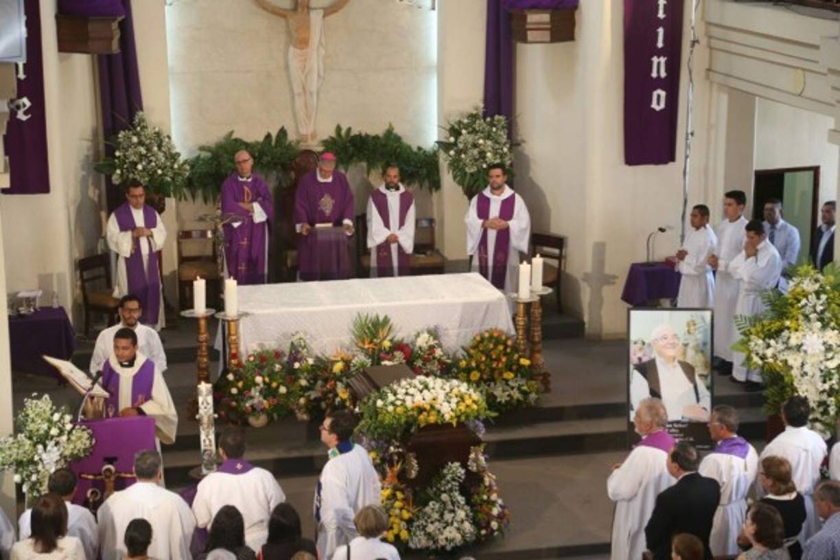 La feligresía católica roconoce la gran labor social que hacía el sacerdote.