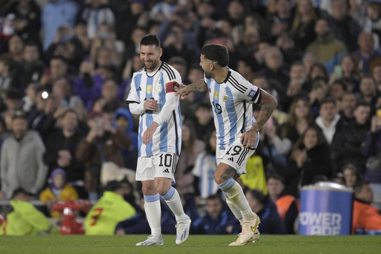 Nicolás Otamendi se acercó a Messi para entregarle el gafete de capitán y así sonreía ‘La Pulga’.
