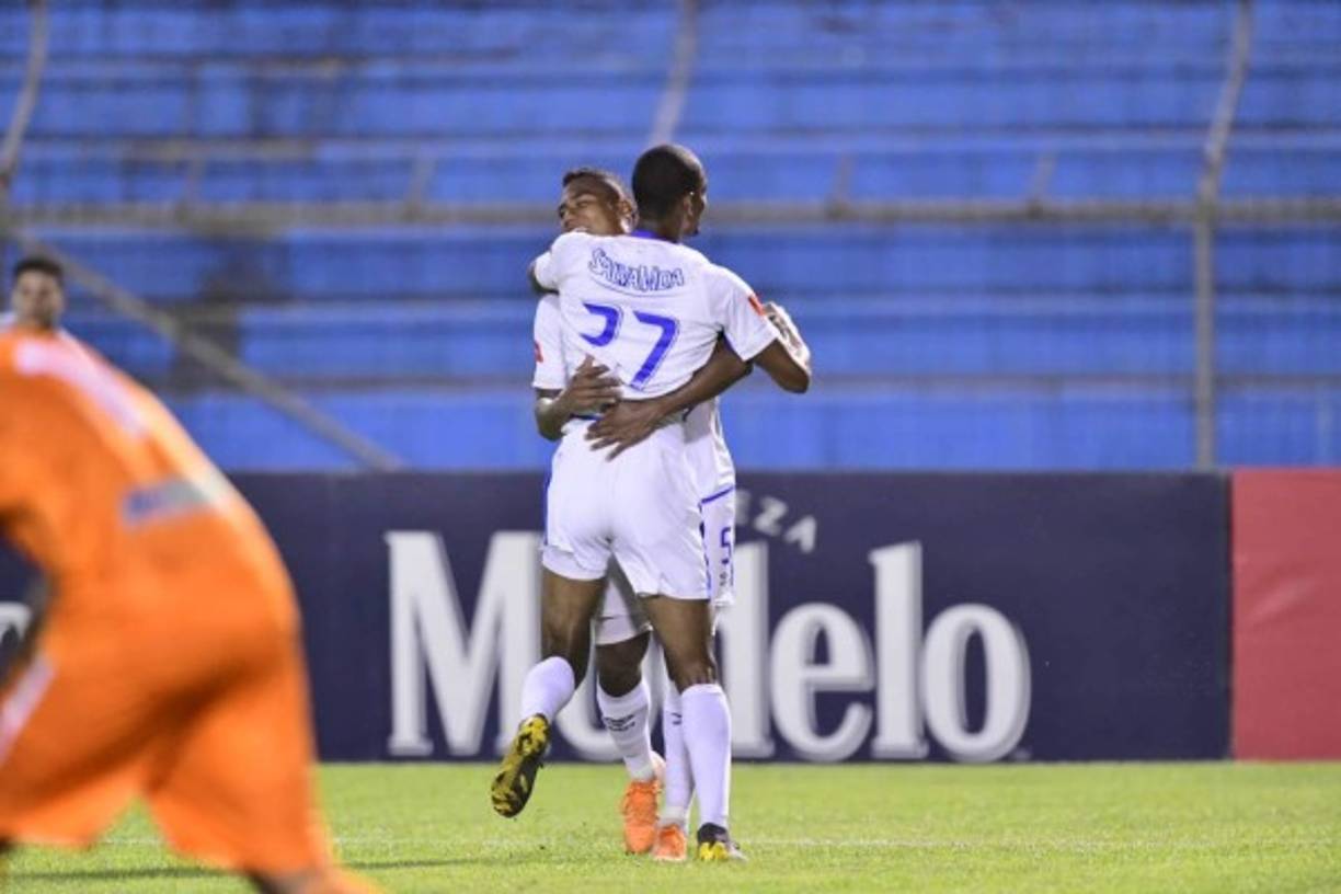 Ever Alvarado se abraza con Jerry Bengtson celebrando el 2-0.