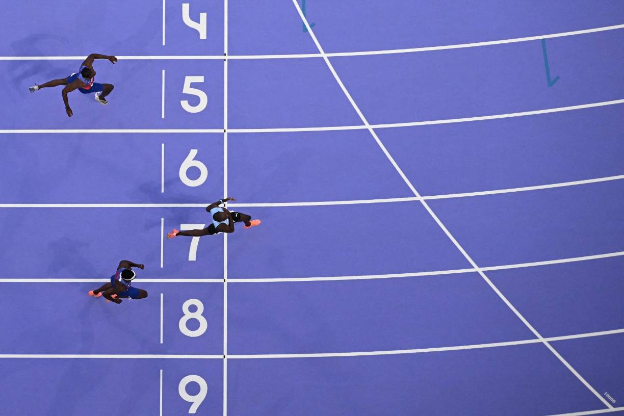 Sin embargo, el ganador de la carrera fue el botsuano Letsile Tebogo (19.46) y Lyles solo pudo ser bronce (19.70), como hace tres años en Tokio.