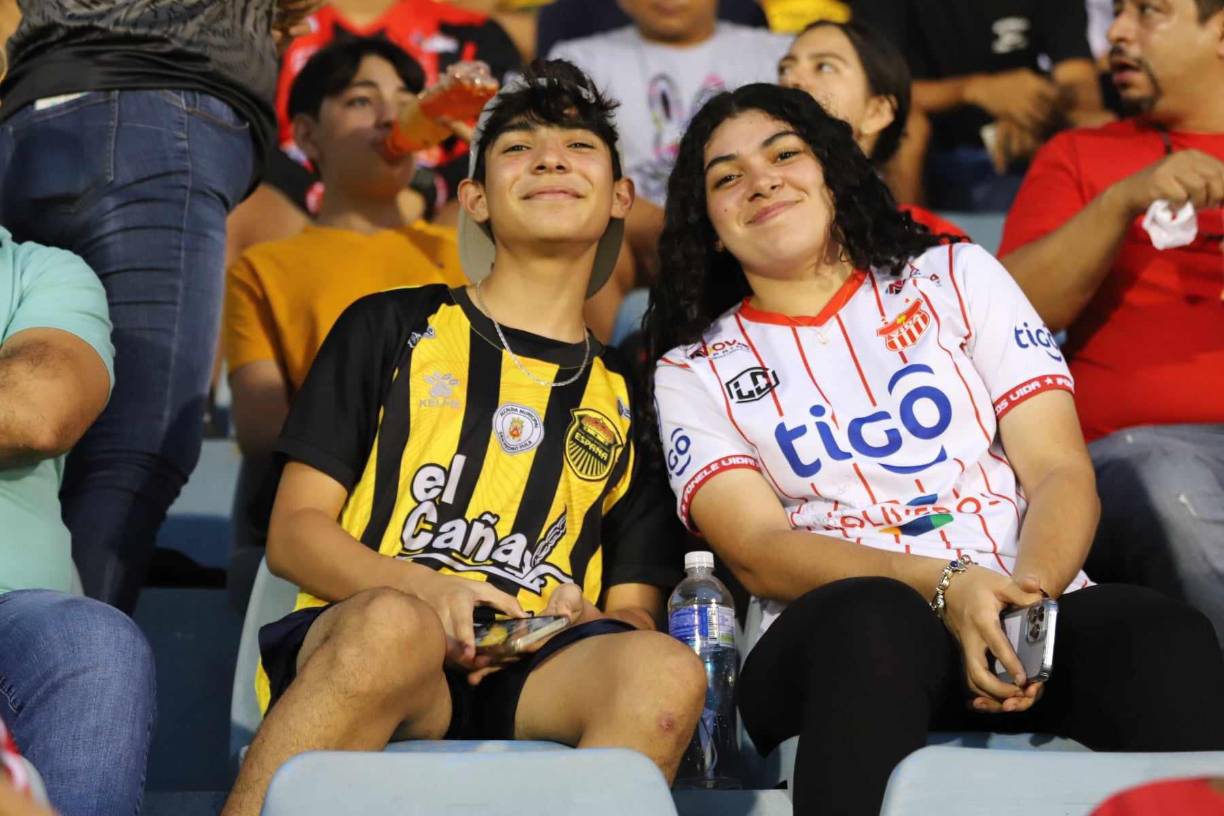 ¡Qué dúo! Este aficionado de Real España y fanática del Vida posaron para las cámaras de Diario LA PRENSA. 