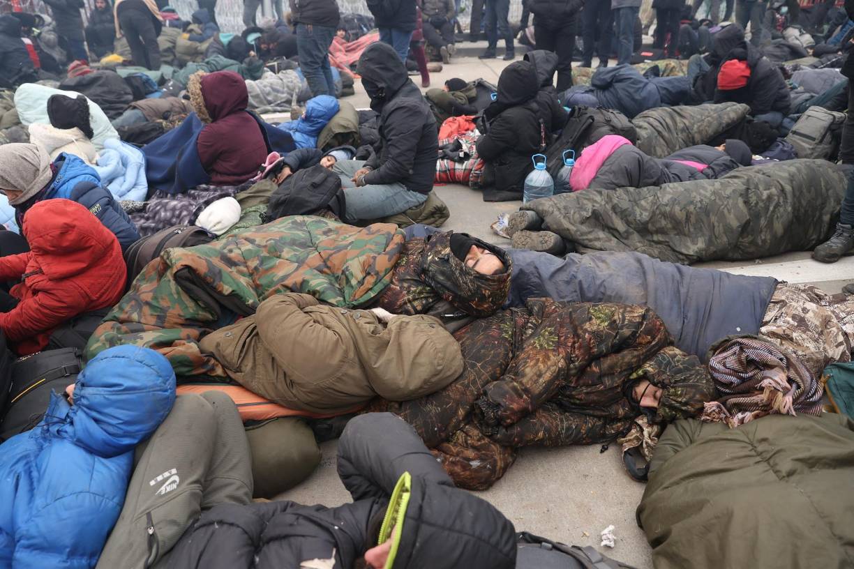 “No nos importa en qué país terminemos. Estamos todos agotados”, dijo un excamionero iraquí, que está varado con su esposa y sus tres hijos, entre ellos un bebé y un niño de ocho años al que le faltan las cuatro extremidades.