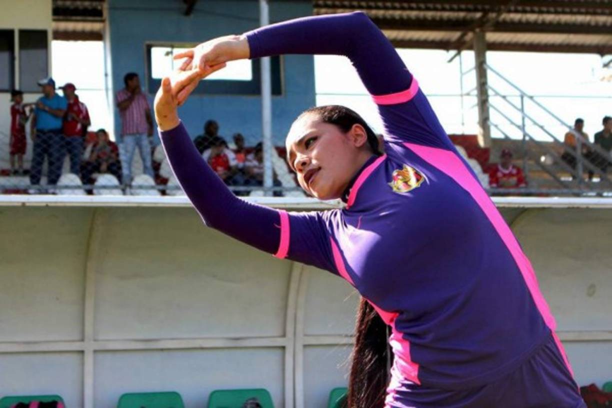 Así define ella el fútbol: 'Es mi pasión. Siempre he dicho y lo he tomado como mi lema: si estas triste juega fútbol, si estas estresado juega fútbol, si estas feliz juega fútbol. El fútbol es terapia. Ha sido mi consolación en los momentos malos, cuando tengo problemas agarro el balón y me pongo a patear. En fin el fútbol, es mi novio y mi mejor amigo'.
