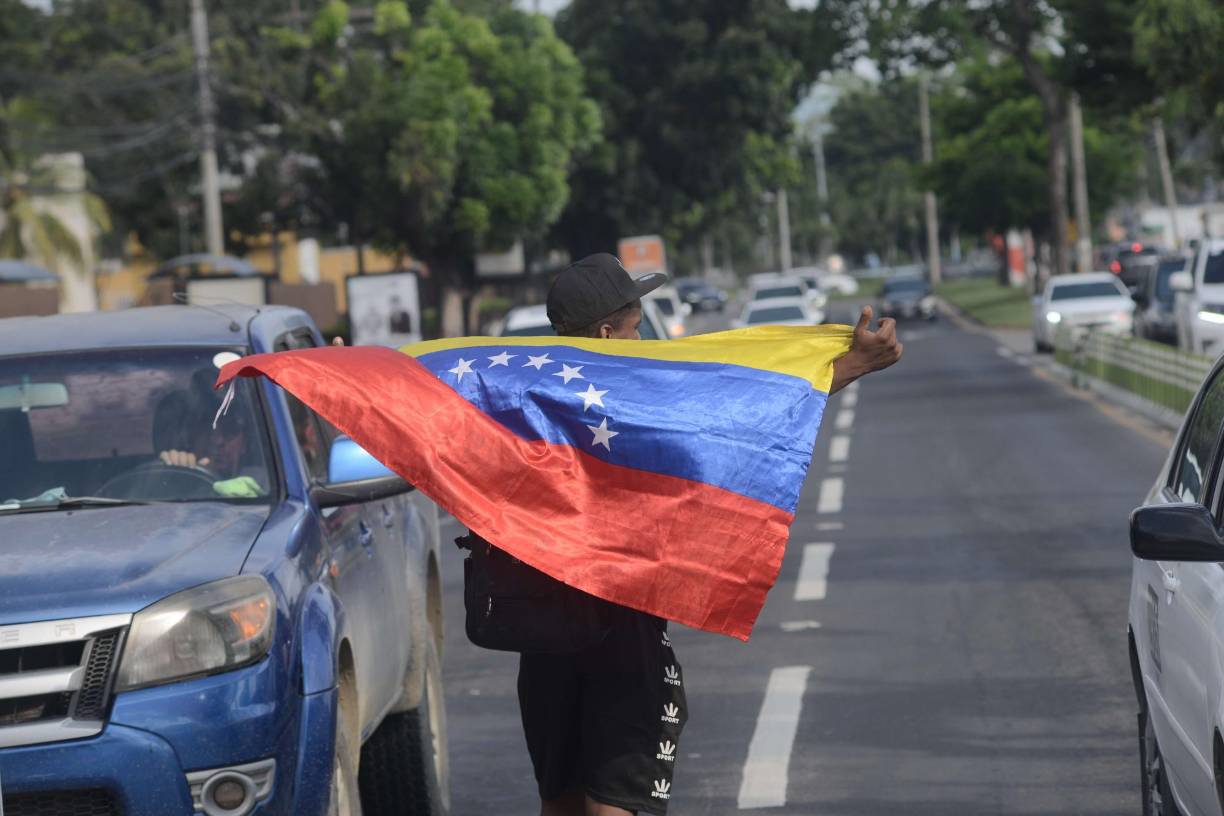 “La mayoría son chamos como nosotros lo que se vienen, pero también familias enteras con bebés en brazo, mujeres embarazadas. Allá está cara la vida, no hay trabajo, y el dinero no ajusta”, contó Johana Salas, una joven con cara de niña.