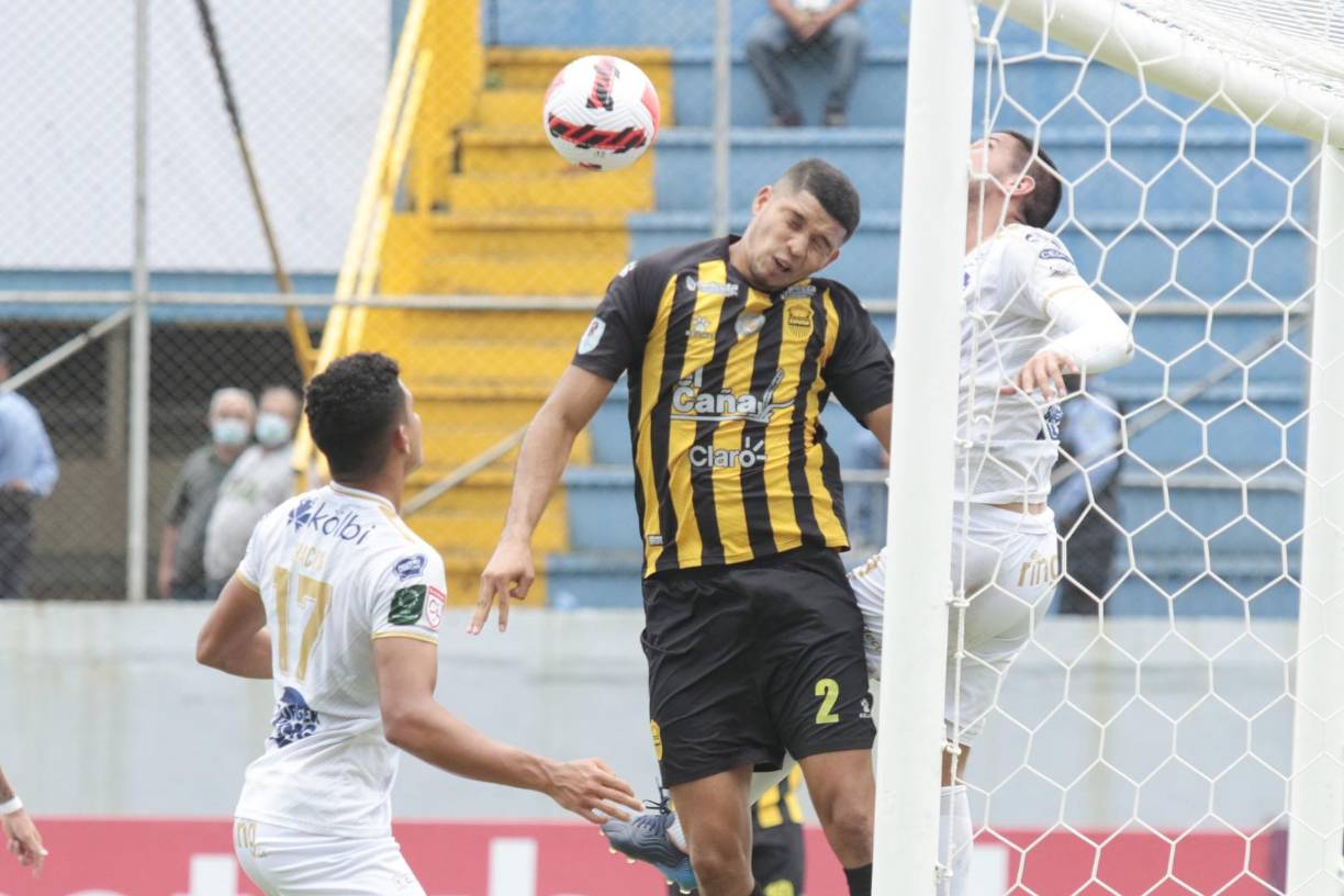 Getsel Montes - Sumándose a Franklin Flores en el esfuerzo defensivo de Real España, estuvo el central hondureño, quien se ancló en la línea defensiva, realizando cuatro recuperaciones de balón y también completando todos sus pases.