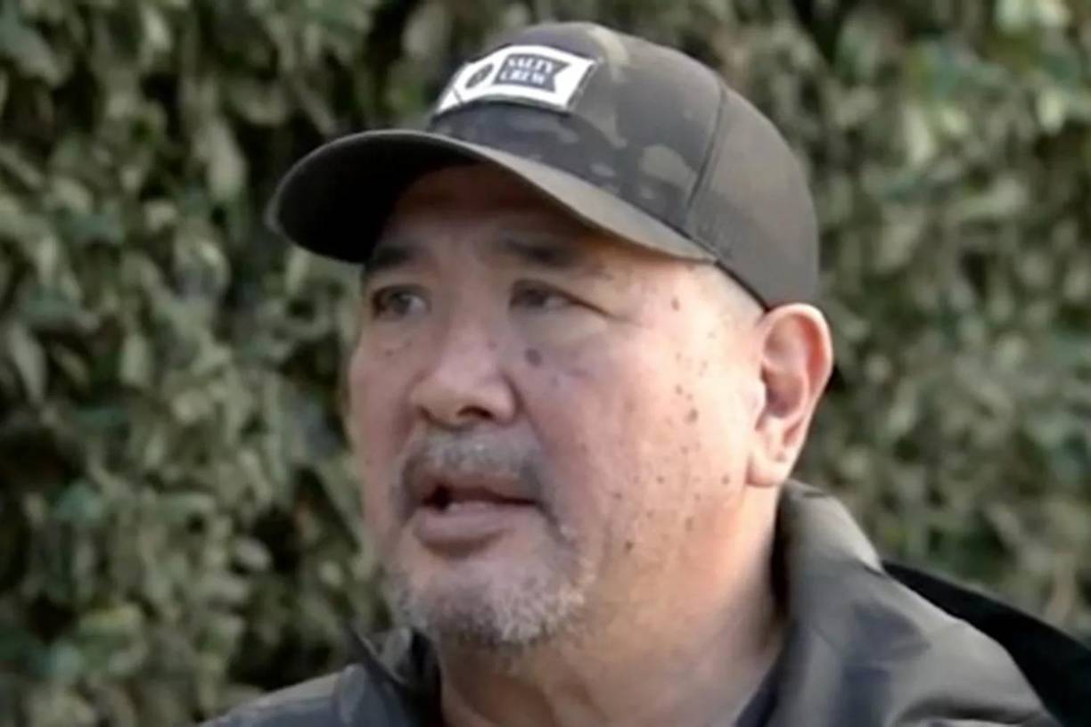 El cuerpo de Ryan Kobayashi, 58, fue encontrado el domingo en West Century Boulevard, confirmó el Departamento de Policía de Los Ángeles. El médico forense no proporcionó información sobre la causa de la muerte.