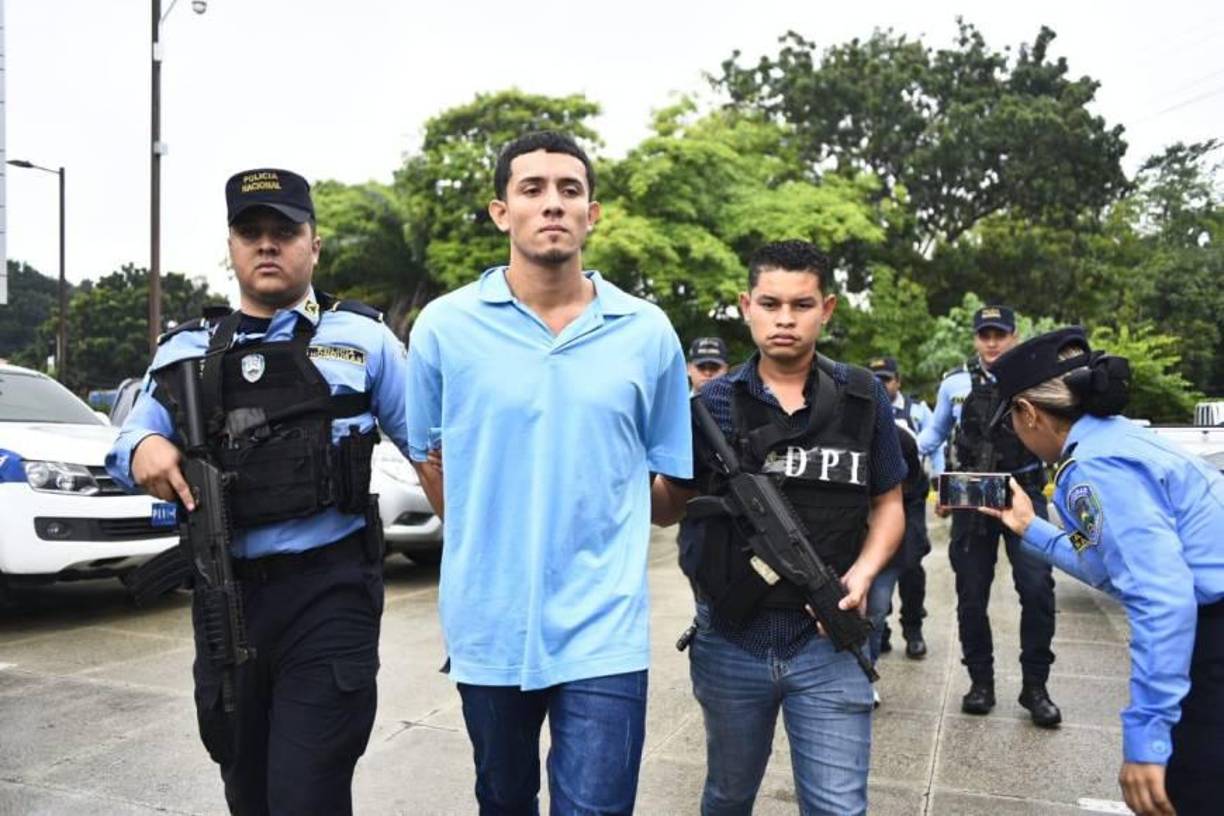 Cerca de la entrada a la colonia <b>Juan Ramón Molina</b>, en el <b>bulevar del norte</b>, ocurrió un trágico suceso. Dos hijos presenciaron con dolor el cuerpo sin vida de su padre, <b>Edwar Suamy Reyes Rodríguez</b>, de 45 años, quien fue <b>asesinado a balazos</b> por un individuo en un ataque directo y brutal. 