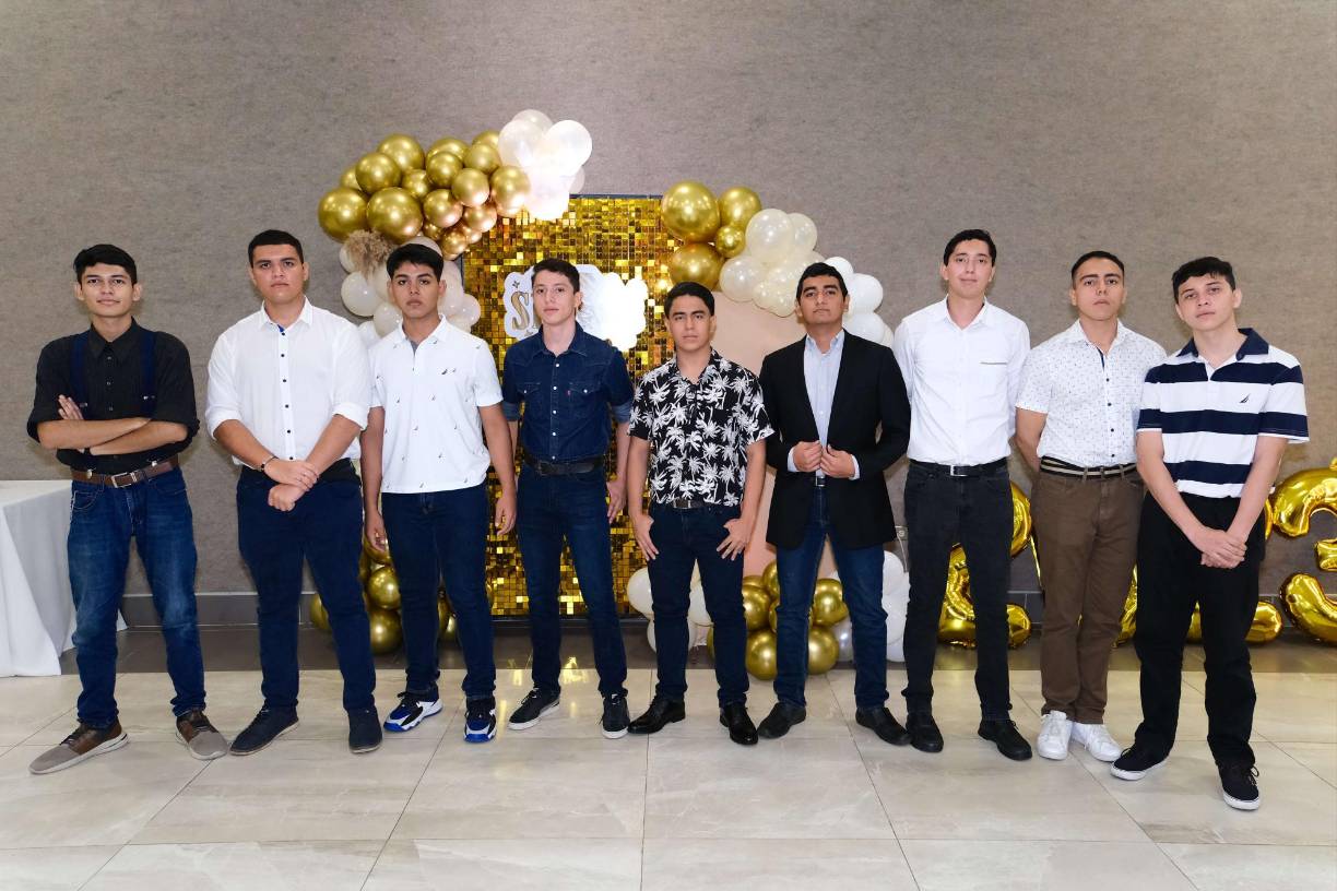 Fredy Flores, Edgar Sabillón, Patrick Gutiérrez, José Baca, Daniel Orellana; Ángel Castellanos, Ángel Rivera, Daniel Andino y Elvis Gutiérrez