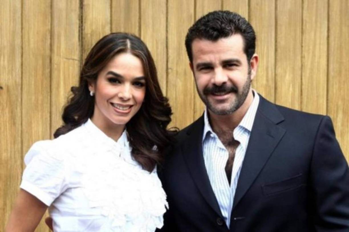 En 1994 se casó casa con el actor Eduardo Capetillo en una ceremonia que fue transmitida por televisión.