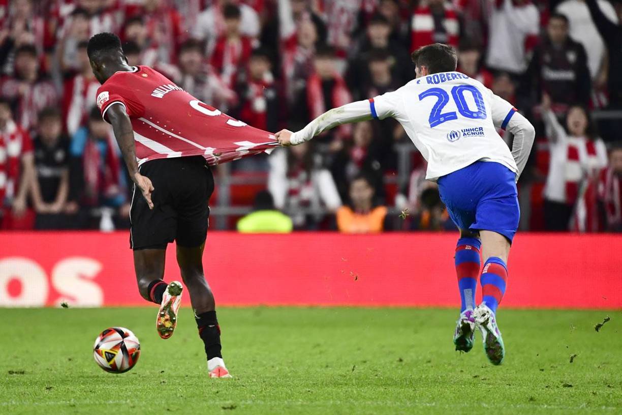 Sergi Roberto sujetando de la camiseta a Iñaki Williams.