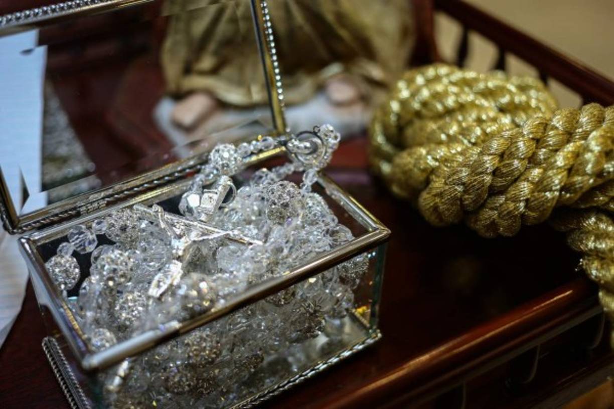 El rosario de Cristales y crucifijo de plata y el hermoso lazo creado con diminutos hilos dorados. Todo de colección familiar.