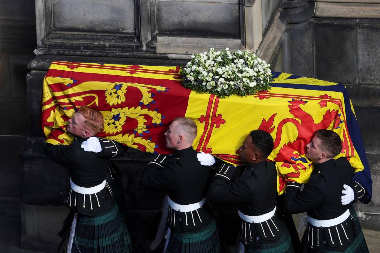 Sobre el estandarte real de Escocia que cubría el ataúd de roble se ha colocado una corona formada por fresias blancas, crisantemos, brezos, cardos, romero, flores de hebe y de pitosporo.