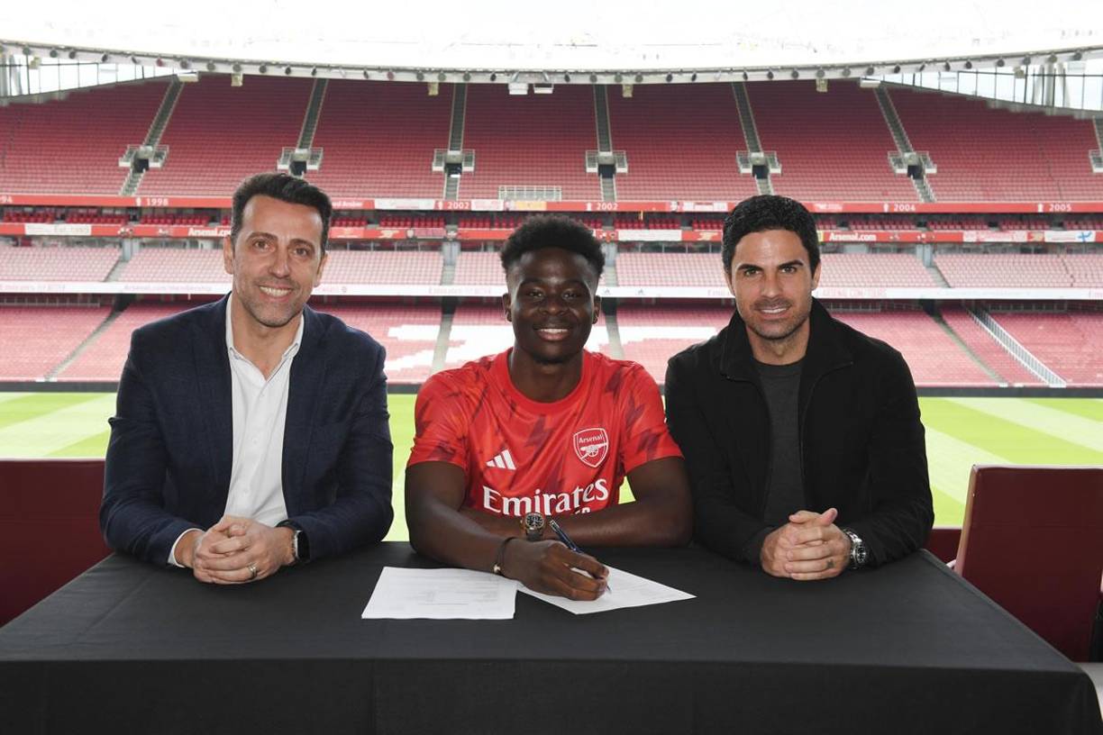 El extremo inglés Bukayo Saka ya firmó su renovación con el Arsenal, donde es una de las figuras. El futbolista firma “un contrato de largo plazo”, cuenta el club.