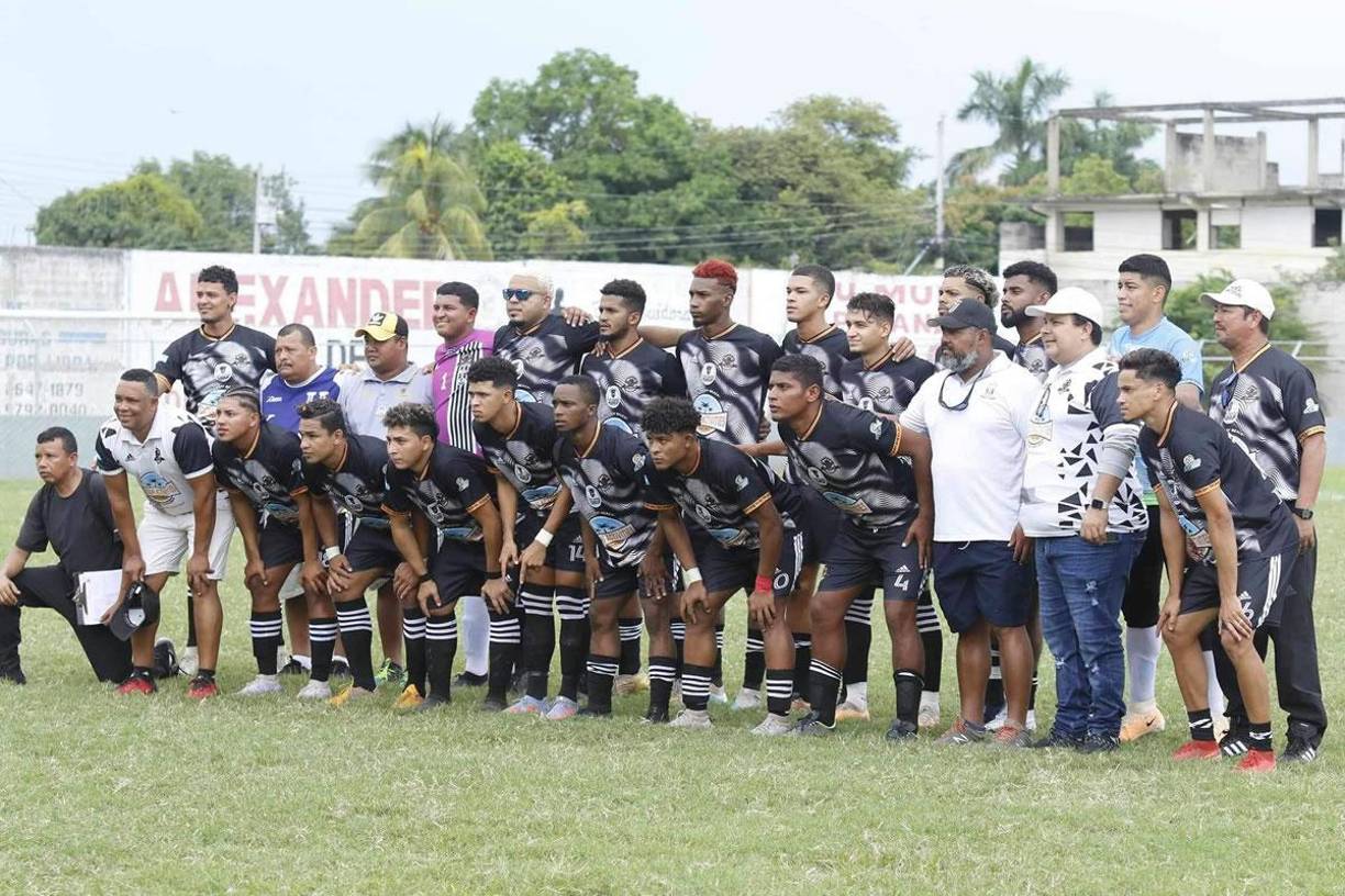 El plantel de la Juventus FC de Roatán posando antes del inicio del partido en el estadio Humberto Micheletti de El Progreso.
