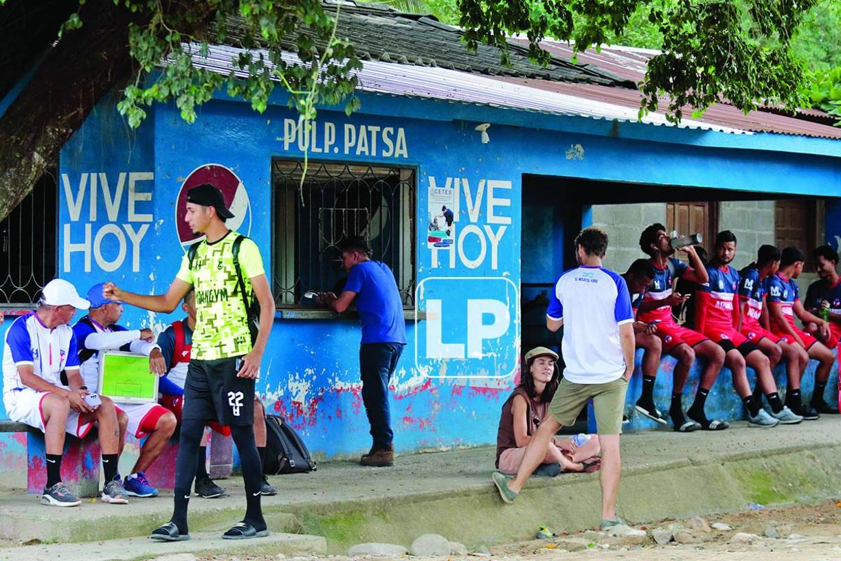 Ambiente. Los integrantes del club se reúnen en una pulpería previo al entrenamiento.