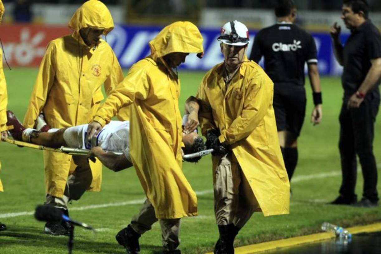 German 'Patón' Mejía salió del campo en camilla y llorando tras una dura falta que le hizo Carlo Costly.